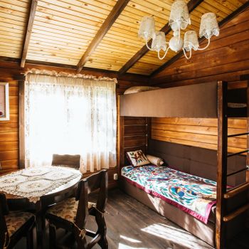 Зона відпочинку та двоповерхове ліжко